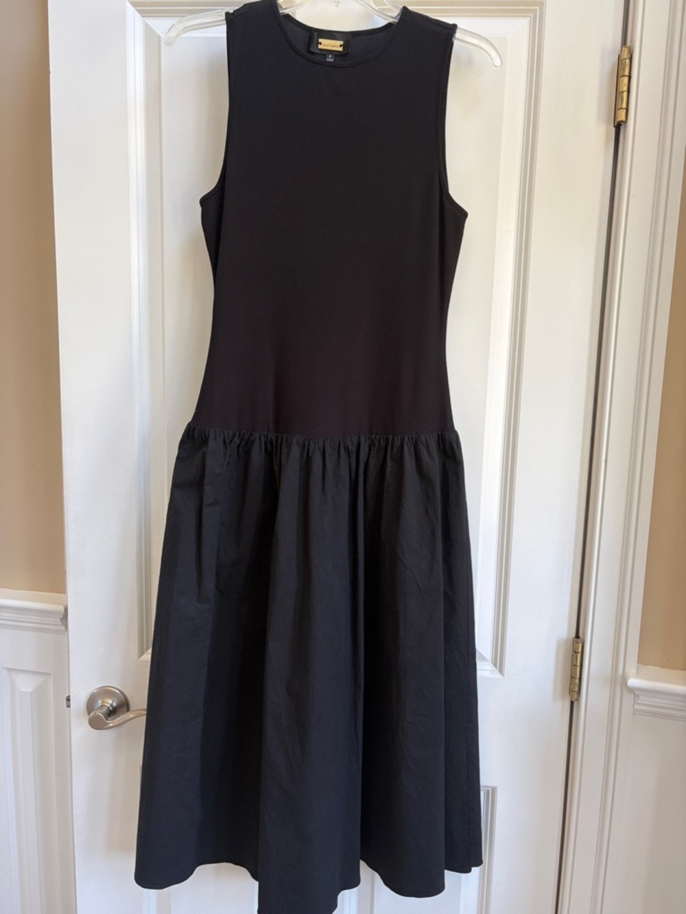 Alexia Admor Black Sleeveless Drop-Waist Midi Dress. Mixed-media style